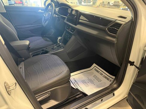 Used 2025 Volkswagen Taos SE image 28