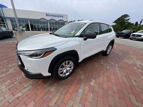 Used 2023 Toyota Corolla Cross L FWD image 2