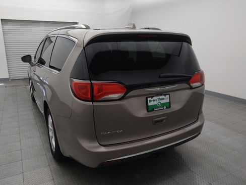 Used 2017 Chrysler Pacifica Touring-L Plus FWD image 6
