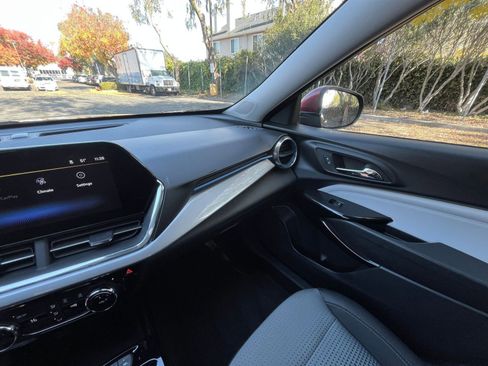 Used 2025 Chevrolet Trax LT image 33