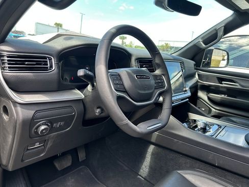 Used 2025 Jeep Wagoneer 4WD image 10