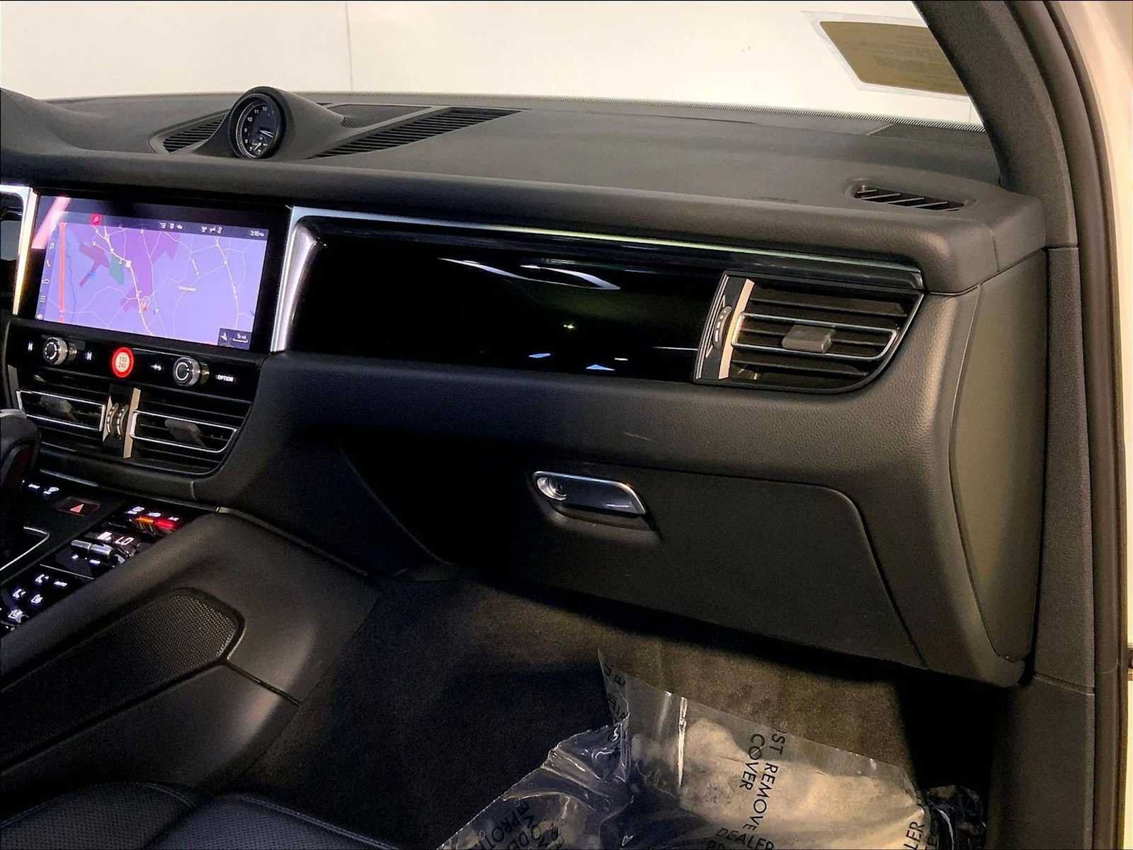 Certified 2024 Porsche Macan AWD/4WD image 22