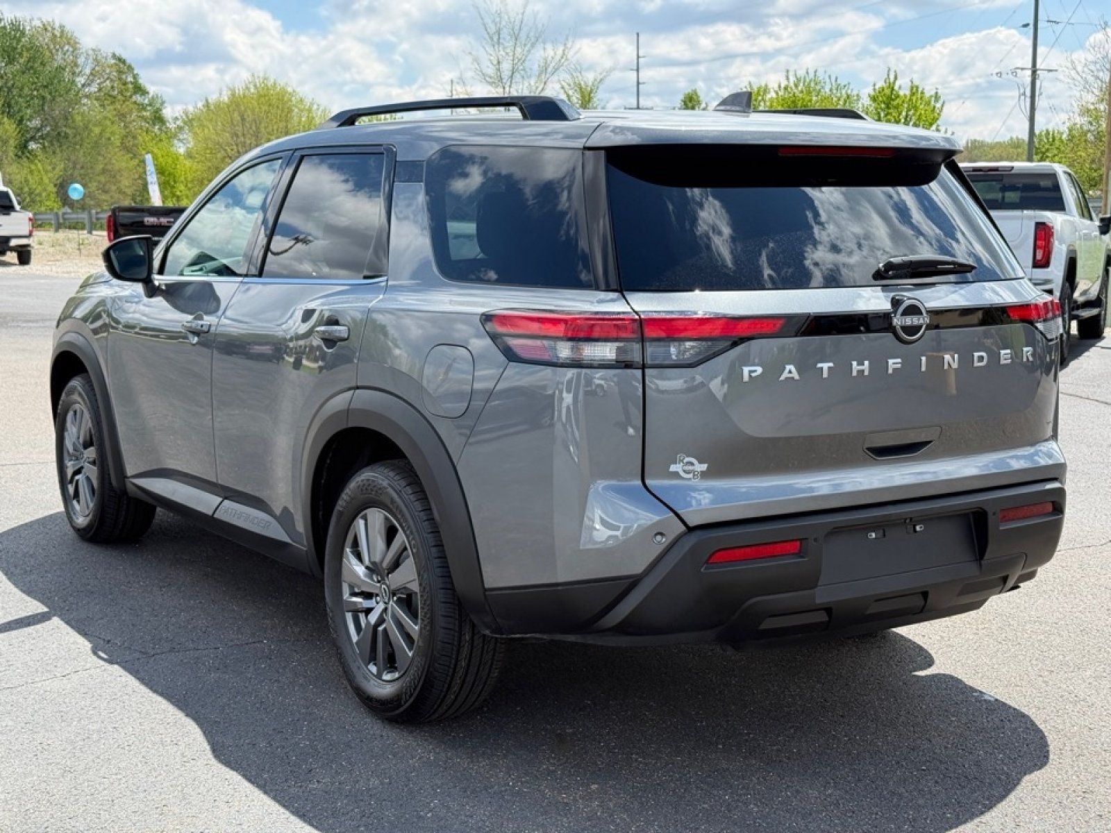Used 2025 Nissan Pathfinder SV FWD image 6