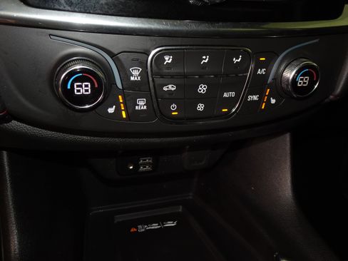 Used 2023 Chevrolet Traverse RS image 60