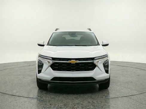 Used 2025 Chevrolet Trax LT image 2