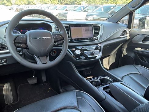Used 2025 Chrysler Pacifica Limited FWD image 25