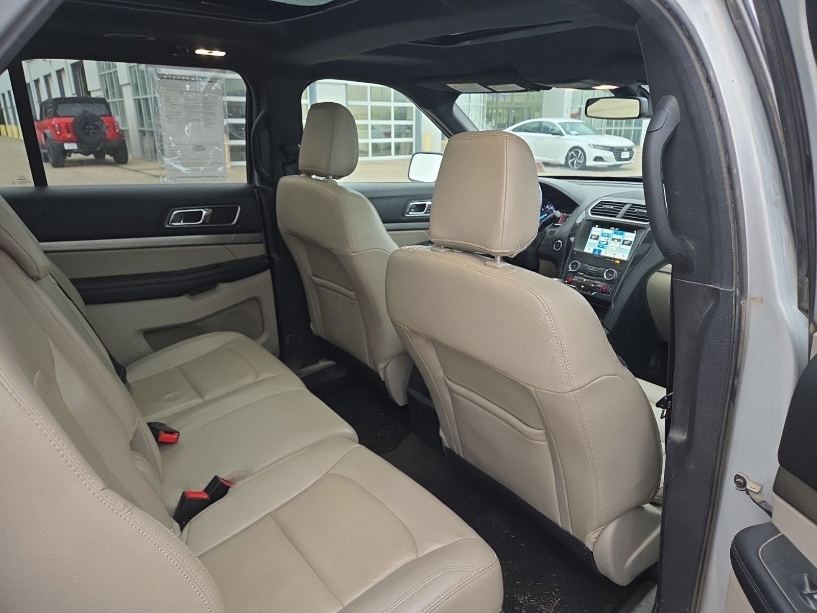 Used 2018 Ford Explorer XLT w/ Equipment Group 202A AWD/4WD image 9