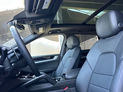 Used 2026 Porsche Cayenne E-Hybrid AWD/4WD image 5