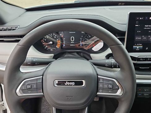 Used 2025 Jeep Compass Limited AWD/4WD image 19