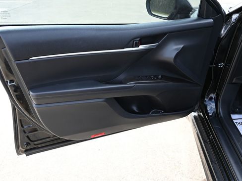 Used 2023 Toyota Camry SE FWD image 8