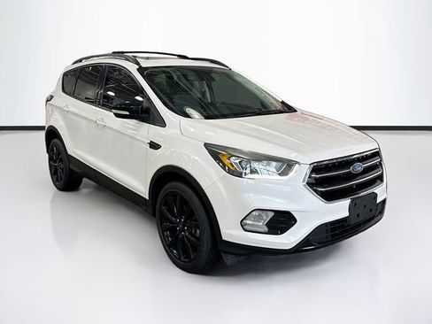 Used 2017 Ford Escape Titanium image 3