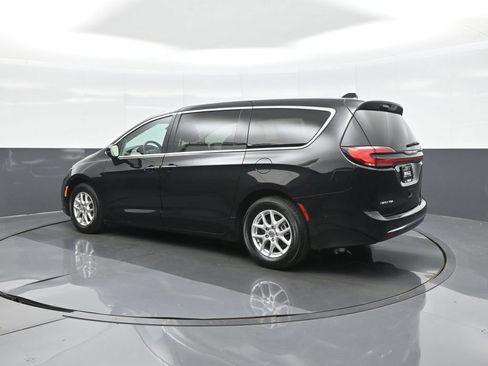 Used 2024 Chrysler Pacifica Touring-L FWD image 5