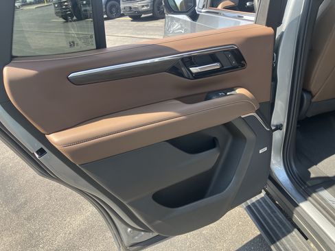 Used 2025 Chevrolet Tahoe High Country AWD/4WD image 15