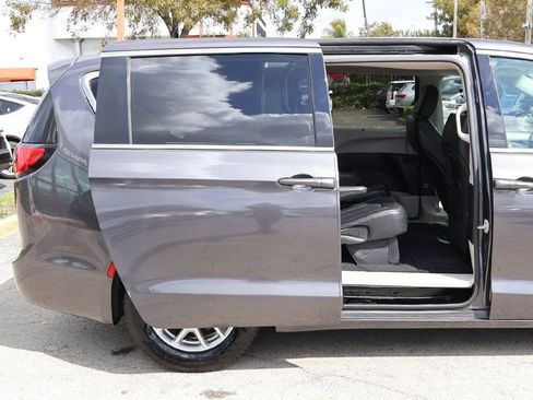 Used 2023 Chrysler Pacifica Touring-L FWD image 26