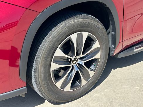 Used 2022 Toyota Highlander XLE FWD image 9