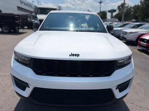 Used 2023 Jeep Grand Cherokee Altitude AWD/4WD image 10