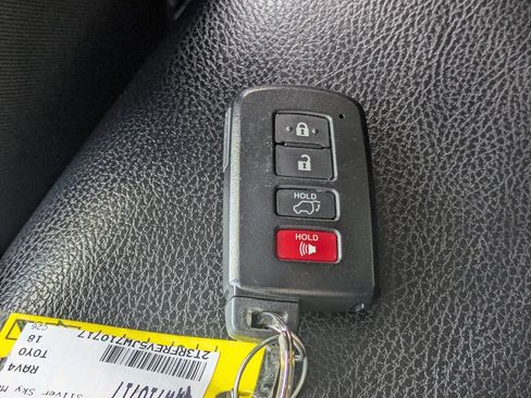 Used 2018 Toyota RAV4 XLE AWD/4WD image 28
