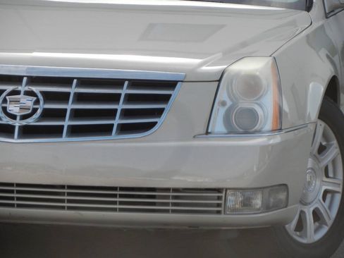 Used 2010 Cadillac DTS FWD image 5