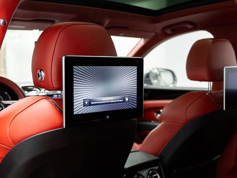 Used 2022 Bentley Bentayga AWD/4WD image 46