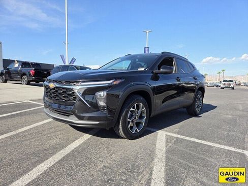Used 2025 Chevrolet Trax LT FWD image 2