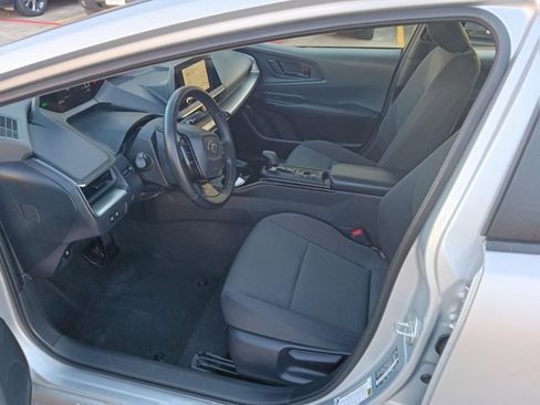 Used 2025 Toyota Prius LE image 3