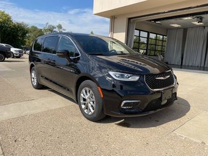 New 2026 Chrysler Pacifica Select
