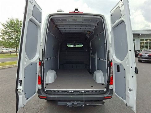 Used 2025 Mercedes-Benz Sprinter 2500 image 9
