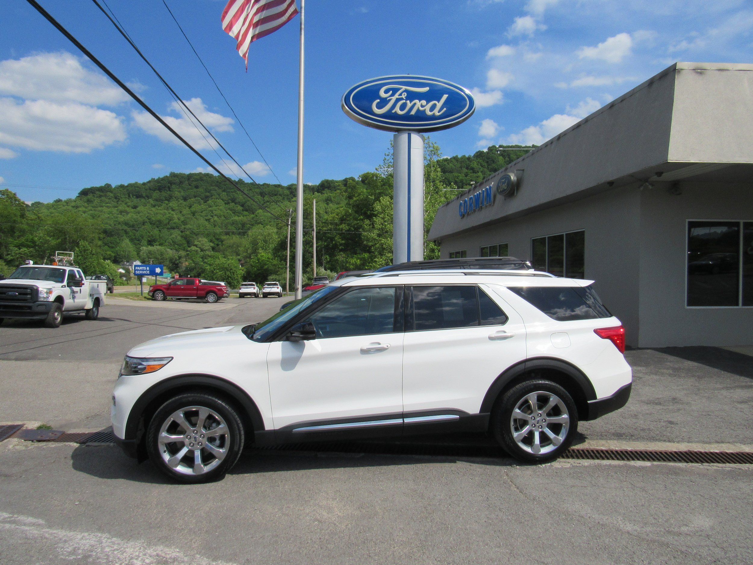 Used 2020 Ford Explorer Platinum w/ Premium Technology Package AWD/4WD image 2