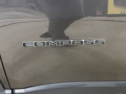 Used 2018 Jeep Compass Latitude w/ Popular Equipment Group AWD/4WD image 9