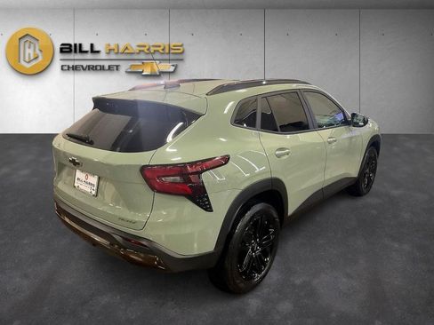 Used 2024 Chevrolet Trax ACTIV w/ Sunroof Package image 2