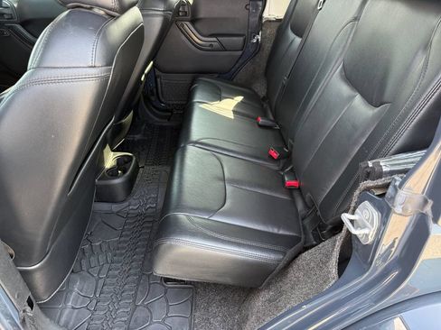 Used 2017 Jeep Wrangler Unlimited Sahara AWD/4WD image 11