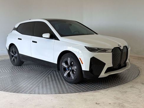 Used 2024 BMW iX xDrive50 w/ Premium Package AWD/4WD image 7