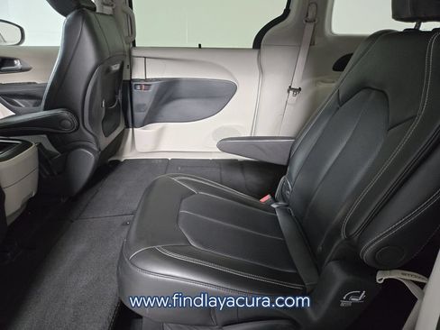 Used 2024 Chrysler Pacifica Touring-L FWD image 14