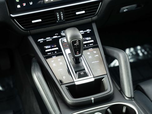 Used 2022 Porsche Cayenne Platinum Edition AWD/4WD image 11