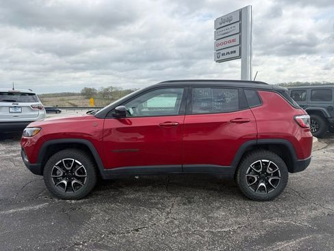 Used 2025 Jeep Compass Trailhawk image 1