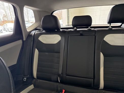 Used 2025 Volkswagen Taos SEL image 15