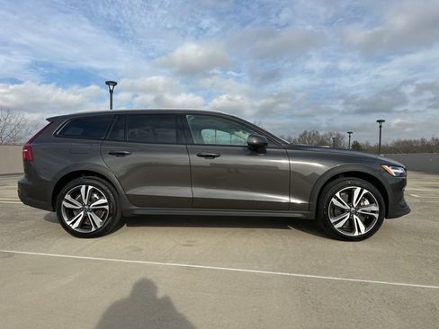 Certified 2025 Volvo V60 B5 Cross Country Plus image 8