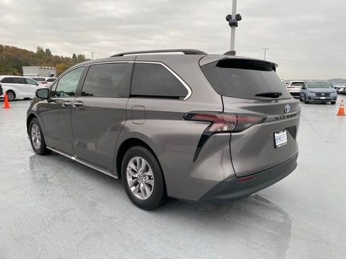 Used 2023 Toyota Sienna XLE image 6