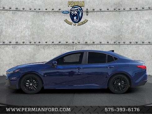 Used 2025 Toyota Camry SE image 2