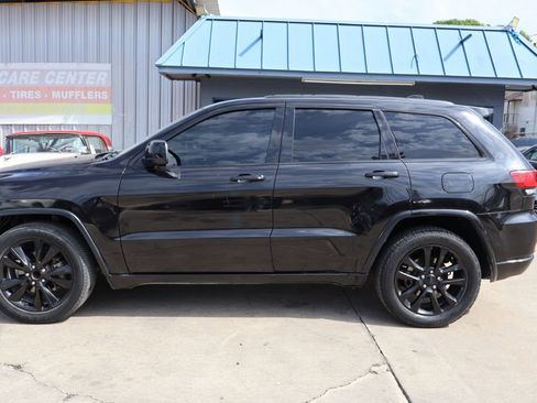 Used 2020 Jeep Grand Cherokee Altitude RWD image 4