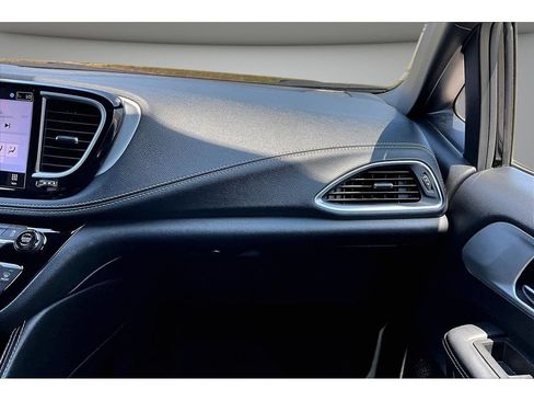 Certified 2025 Chrysler Pacifica Limited FWD image 47