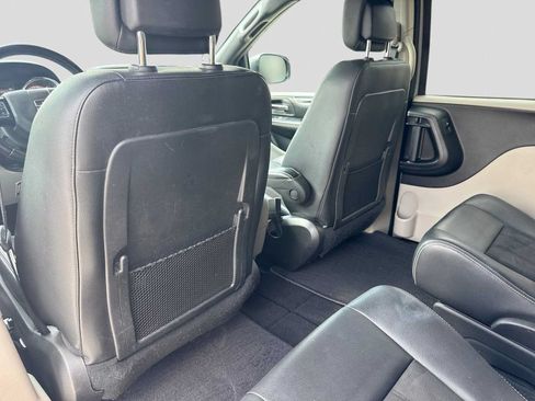 Used 2019 Dodge Grand Caravan SXT w/ Rear Park Assist Package FWD image 18