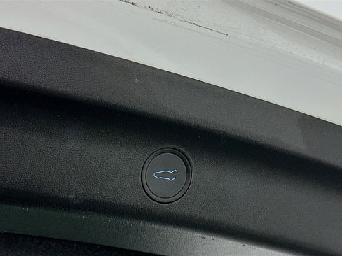 Used 2022 Tesla Model Y Long Range image 32