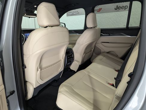 Used 2024 Jeep Grand Cherokee Limited AWD/4WD image 11