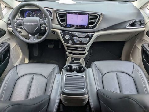 Used 2024 Chrysler Pacifica Touring-L FWD image 16