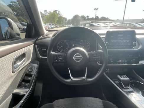 Used 2021 Nissan Rogue SV image 12