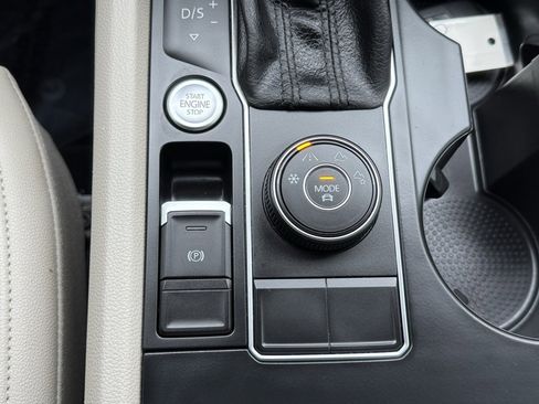 Used 2020 Volkswagen Atlas SE w/ Towing Package image 32