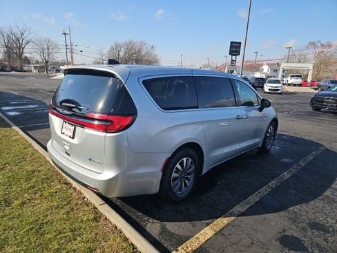 Used 2023 Chrysler Pacifica Touring-L FWD image 7