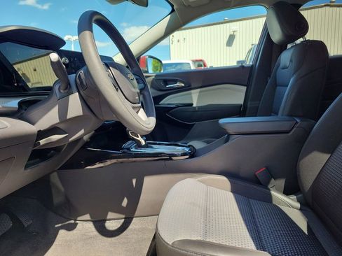 Used 2025 Chevrolet Trax LT FWD image 18