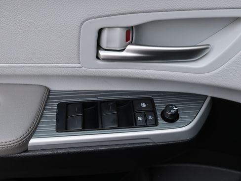 Used 2025 Toyota Sienna XLE FWD image 25